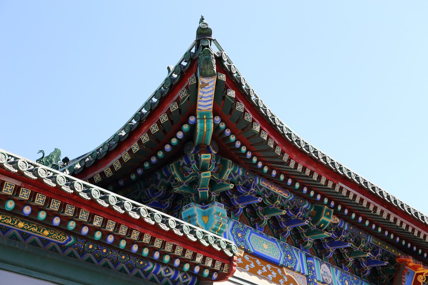 หลังคาจีนที่มีชายคายื่นและปลายยก ใช้อธิบายคำว่า 屋顶 และ 屋檐
