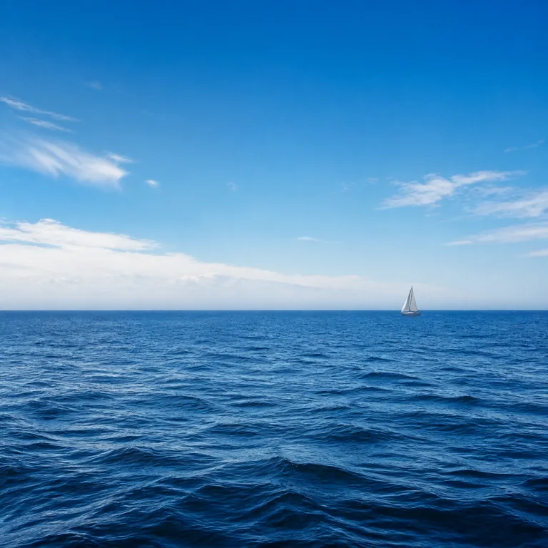 ภาพคำศัพท์จีน 海 แสดงผืนทะเลกว้างจรดเส้นขอบฟ้าพร้อมเรือใบลำเล็ก
