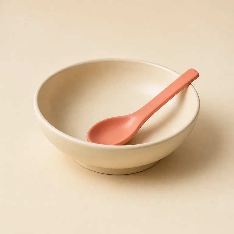 ช้อนชิมสีปะการังวางในชามเปล่าสีครีม ตัวช่วยจำคำว่า 味