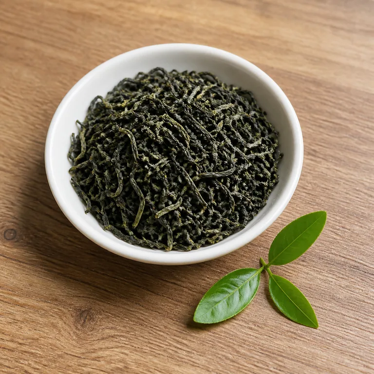 ใบชาแห้งในชามสีขาวและกิ่งใบชาสดสามใบ สื่อคำว่า 茶叶 ว่าใบชาที่ใช้เป็นวัตถุดิบสำหรับชงชา