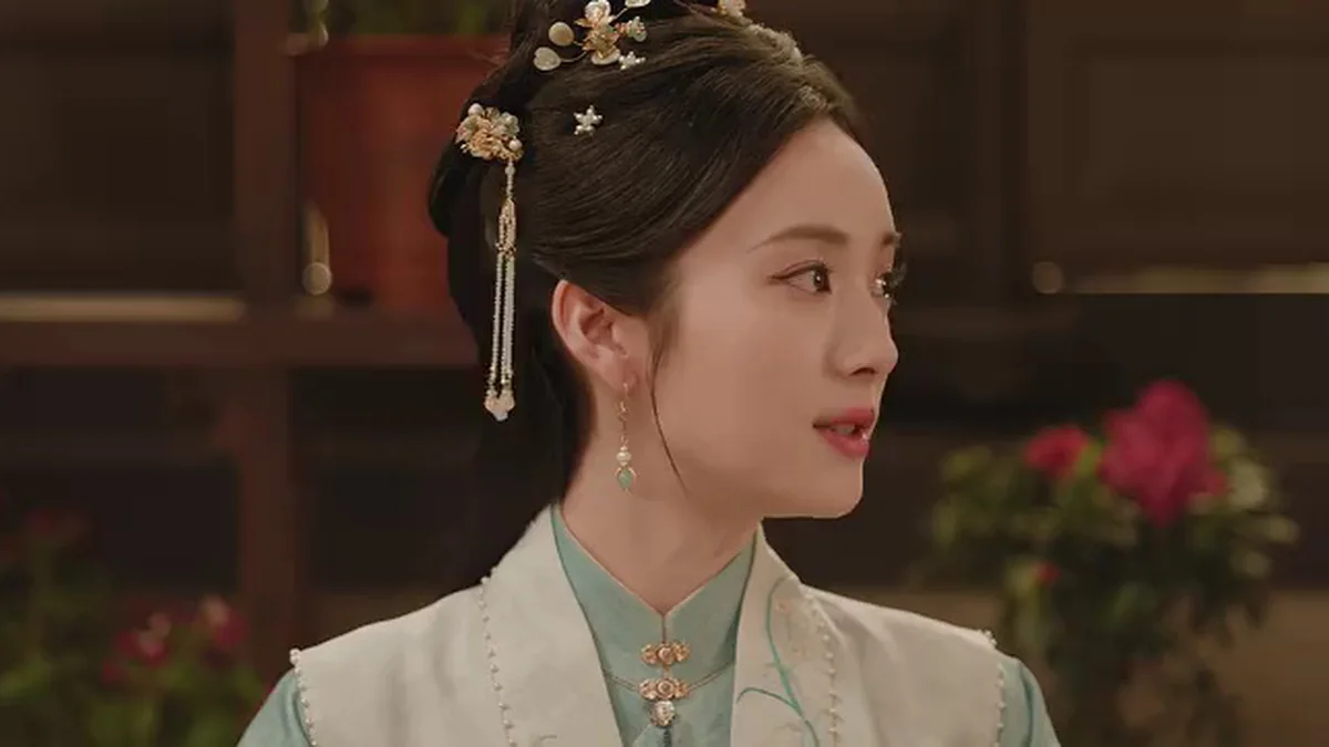 ภาพนิ่งทางการจาก WeTV แสดงหญิงสาวในชุดย้อนยุคสีอ่อนภายในเรือน