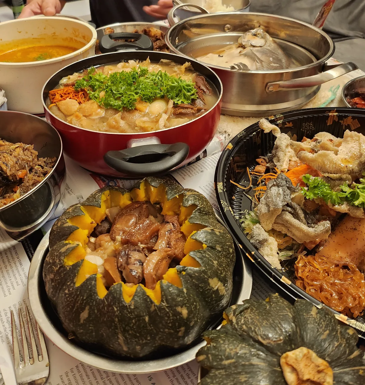 มื้อรวมญาติในคืนก่อนตรุษจีนที่สิงคโปร์ วันที่ 21 มกราคม 2023 ภาพโดย Yenajong