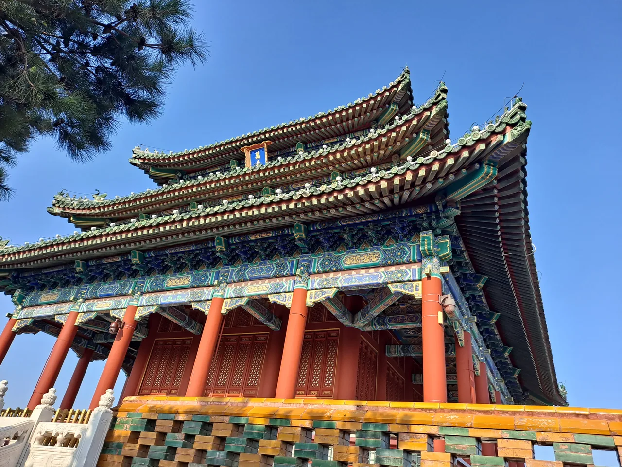 ศาลาว่านชุนบนยอดเนินกลางสวนจิ่งซาน