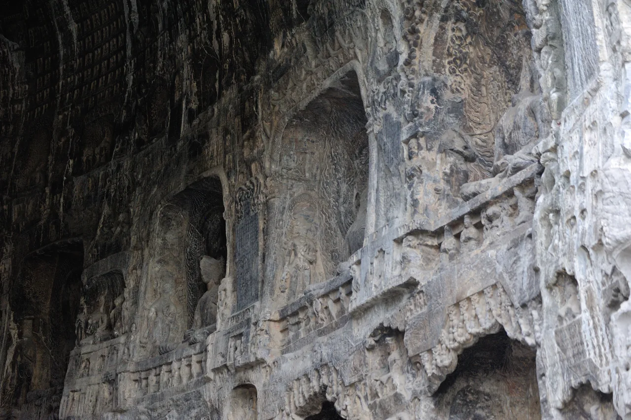 หน้าผาหินและช่องพระพุทธรูปในถ้ำกู่หยางที่หลงเหมิน