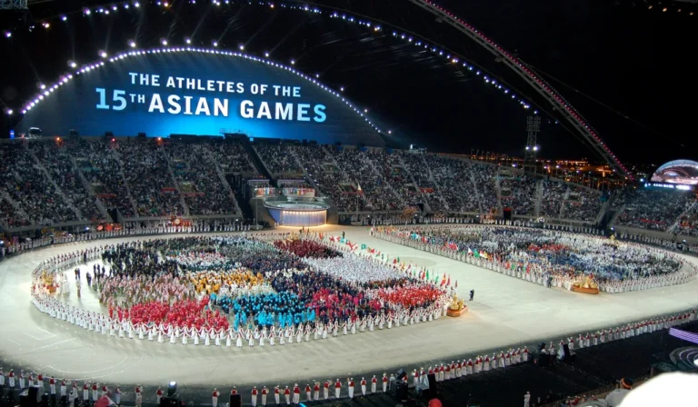 นักกีฬาหลายประเทศรวมตัวในสนามระหว่างพิธีเปิด Asian Games ครั้งที่ 15 ที่กรุงโดฮา