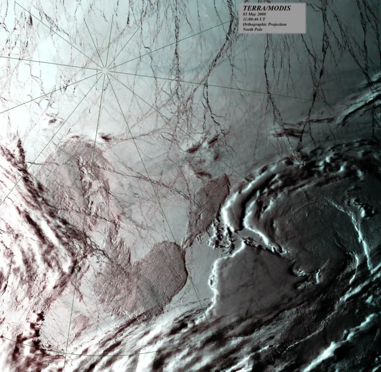 ภาพถ่ายดาวเทียม Terra MODIS เหนือขั้วโลกเหนือ เห็นน้ำแข็งทะเล รอยแยก และเส้นฉายแผนที่ที่บรรจบตรงจุดขั้วโลก