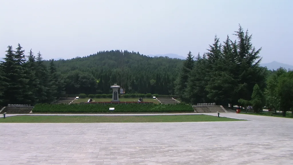 เนินสุสานจิ๋นซีในสวนหลี่ซาน มีทางเดินและแนวต้นไม้ด้านหน้า