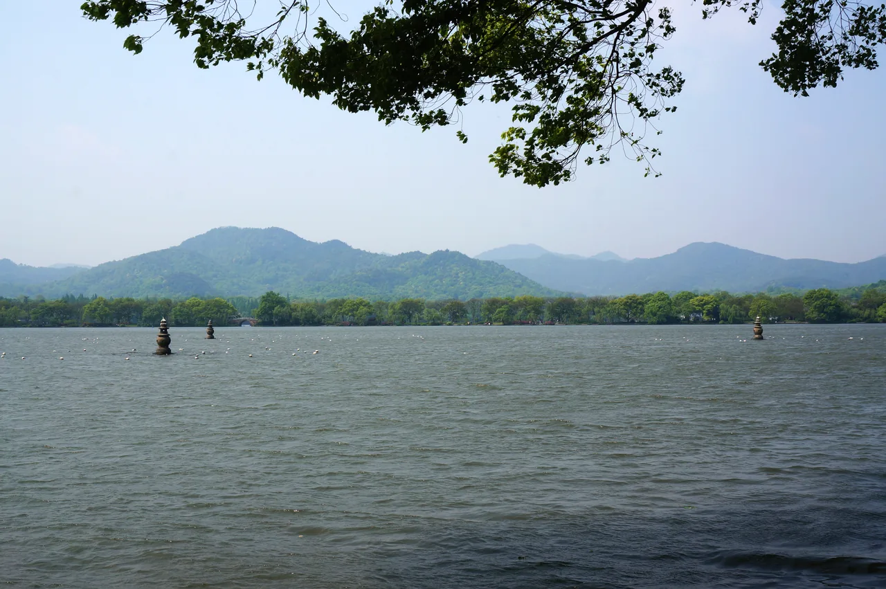 เจดีย์หินสามองค์ตั้งอยู่ในน้ำบริเวณสามสระสะท้อนจันทร์