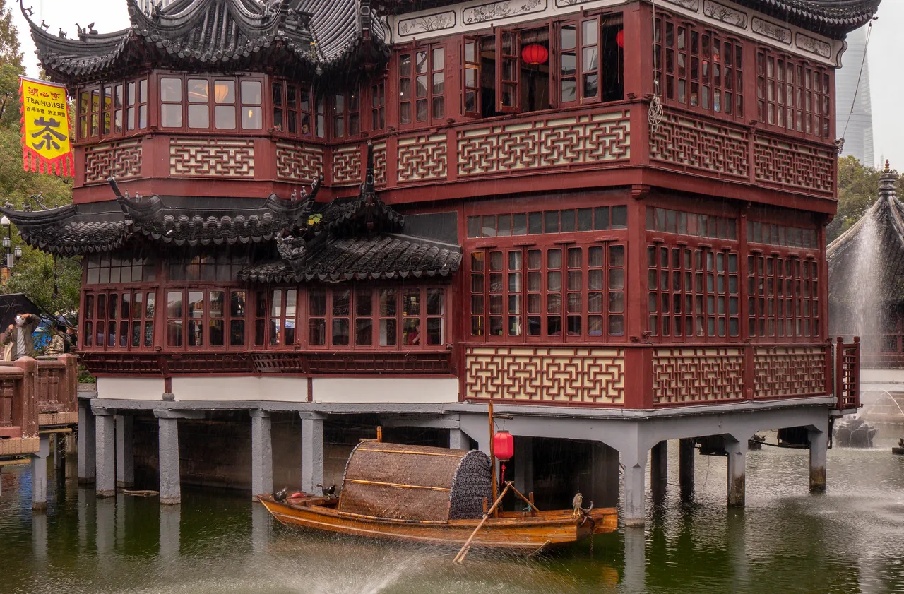 หอน้ำชาหูซินถิงกลางสระในย่านอวี้หยวนนอกเขตสวนที่ต้องซื้อบัตร