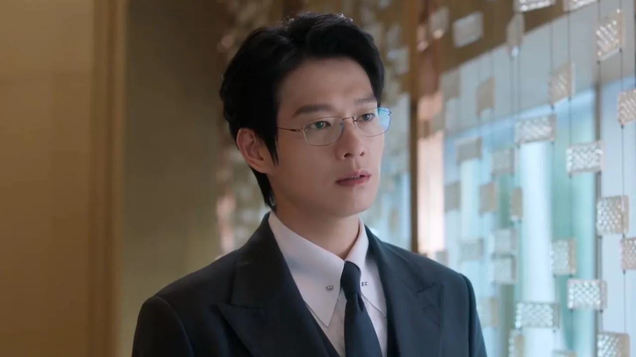 เว่ยต้าซวินในชุดสูทและแว่นตาจากกลเกมเหนือโชคชะตา Irreplaceable